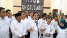 Menteri Kesehatan RI Budi Gunadi Sadikin (kiri) didampingi Gubernur Jambi Al Haris (kanan) melakukan dialog dengan Manajemen RSUD KH Daut Arid serta memberikan keterangan resmi kepada awak media, Rabu (06/05/2026). Pertemuan ini digelar guna merespons hasil investigasi tim Kementerian Kesehatan atas kasus meninggalnya dokter internship di RSUD KH Daud Arif Kuala Tungkal, Kabupaten Tanjung Jabung Barat, sekaligus mengumumkan evaluasi menyeluruh terhadap jam kerja, bantuan hidup, serta standarisasi wahana bagi seluruh peserta Program Dokter Internship Indonesia (PIDI). (FOTO : Dok. Lintastungkal.COM)

