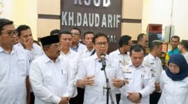 Menteri Kesehatan RI Budi Gunadi Sadikin (kiri) didampingi Gubernur Jambi Al Haris (kanan) melakukan dialog dengan Manajemen RSUD KH Daut Arid serta memberikan keterangan resmi kepada awak media, Rabu (06/05/2026). Pertemuan ini digelar guna merespons hasil investigasi tim Kementerian Kesehatan atas kasus meninggalnya dokter internship di RSUD KH Daud Arif Kuala Tungkal, Kabupaten Tanjung Jabung Barat, sekaligus mengumumkan evaluasi menyeluruh terhadap jam kerja, bantuan hidup, serta standarisasi wahana bagi seluruh peserta Program Dokter Internship Indonesia (PIDI). (FOTO : Dok. Lintastungkal.COM)

