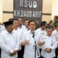 Menteri Kesehatan RI Budi Gunadi Sadikin (kiri) didampingi Gubernur Jambi Al Haris (kanan) melakukan dialog dengan Manajemen RSUD KH Daut Arid serta memberikan keterangan resmi kepada awak media, Rabu (06/05/2026). Pertemuan ini digelar guna merespons hasil investigasi tim Kementerian Kesehatan atas kasus meninggalnya dokter internship di RSUD KH Daud Arif Kuala Tungkal, Kabupaten Tanjung Jabung Barat, sekaligus mengumumkan evaluasi menyeluruh terhadap jam kerja, bantuan hidup, serta standarisasi wahana bagi seluruh peserta Program Dokter Internship Indonesia (PIDI). (FOTO : Dok. Lintastungkal.COM)

