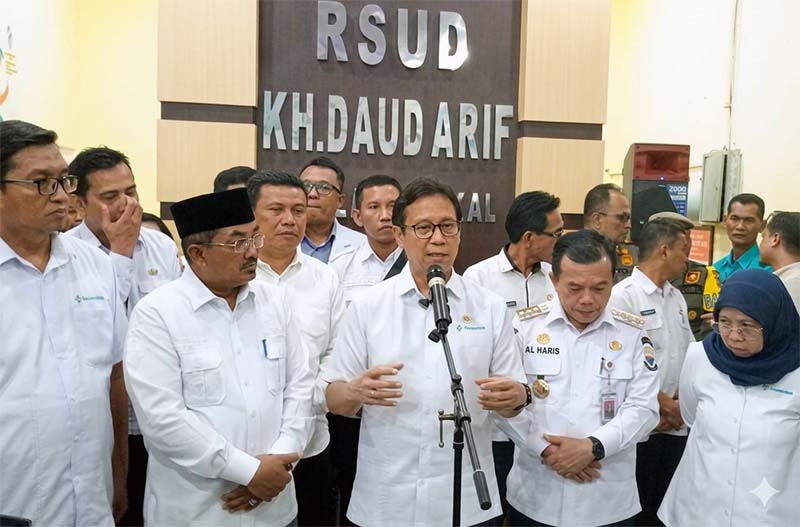 Menteri Kesehatan RI Budi Gunadi Sadikin (kiri) didampingi Gubernur Jambi Al Haris (kanan) melakukan dialog dengan Manajemen RSUD KH Daut Arid serta memberikan keterangan resmi kepada awak media, Rabu (06/05/2026). Pertemuan ini digelar guna merespons hasil investigasi tim Kementerian Kesehatan atas kasus meninggalnya dokter internship di RSUD KH Daud Arif Kuala Tungkal, Kabupaten Tanjung Jabung Barat, sekaligus mengumumkan evaluasi menyeluruh terhadap jam kerja, bantuan hidup, serta standarisasi wahana bagi seluruh peserta Program Dokter Internship Indonesia (PIDI). (FOTO : Dok. Lintastungkal.COM)

