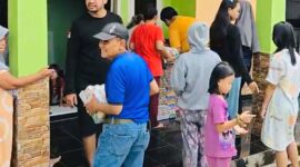 Panit Opsnal Polsek Pasar yang Juga Ketua RT Berbagi Sembako dan Minuman Kaleng untuk Warga. FOTO : Viryzha