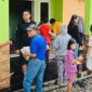 Panit Opsnal Polsek Pasar yang Juga Ketua RT Berbagi Sembako dan Minuman Kaleng untuk Warga. FOTO : Viryzha