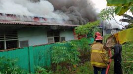 Tampak Petugas Damkar Kabupaten Bungo Berjibaku Padamkan Api. [FOTO : sidakpost.id/zakaria]

 