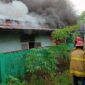 Tampak Petugas Damkar Kabupaten Bungo Berjibaku Padamkan Api. [FOTO : sidakpost.id/zakaria]

 
