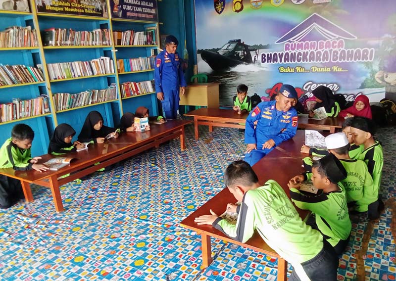 Ditpolairud Polda Jambi Sediakan Rumah Baca Bagi Anak-Anak Pesisir di Kelurahan Kampung Laut Kecamatan Kuala Jambi Kabupaten Tanjab Timur. [FOTO : P.I.D Polairud]