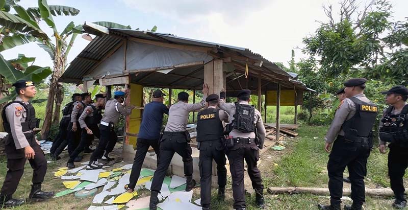 Tim Gabungan Operasi Antik Polda Jambi Saat Melakukan Bongkar Paksa Satu Rumah Di Danau Sipin yang Diduga Jadi Tempat Penyalahgunaan dan Peredaran Narkoba. FOTO : Viryzha 

