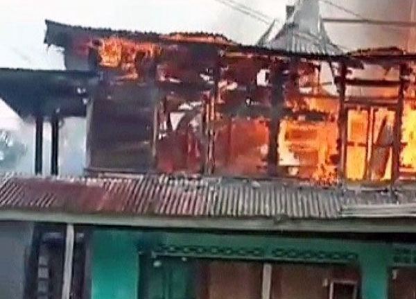 Koban Api Saat Memakan Badan Rumah Dua Lantai di Tabir Ulu. FOTO : benuanews