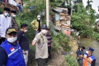 FOTO : Wali Kota Jambi Dr. H. Syarif Fasha Saat Meninjau lokasi rumah warga yang longsor di sempadan Sungai Kenali Besar (saluran primer anak Sungai Batanghari) akibat abrasi (29/01/21).  