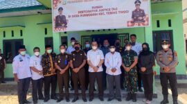 Wakajati Jambi, Kajari dan Bupati Tanjab Barat bersama jajaran Forkopimda Foto bersama usai Peresmian Rumah Restorative Justice, Rabu (30/3/22). FOTO : Ist