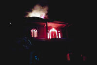 Satu Unit Rumah Tingkat Dua di Teluk Lancang Terbakar. FOTO : Ist/Suaratebo