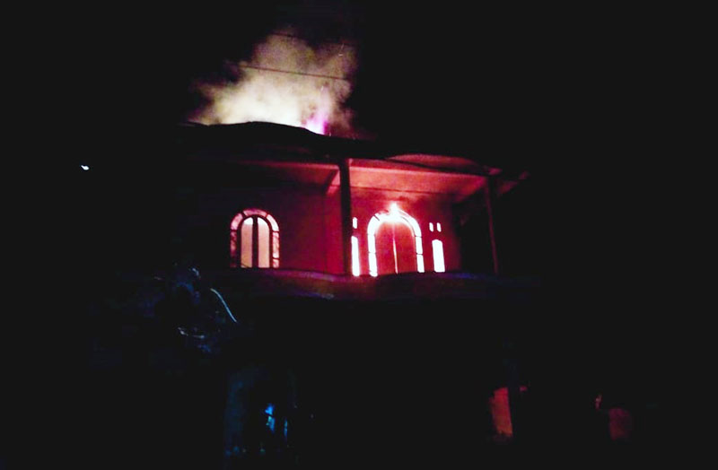Satu Unit Rumah Tingkat Dua di Teluk Lancang Terbakar. FOTO : Ist/Suaratebo