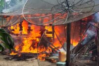 FOTO : Api Memakan Rumah milik Husni di Jalan Walet RT 005/002 Desa Dataran Kempas, Kelurahan Tebing Tinggi pada Kamis (11/2/21)