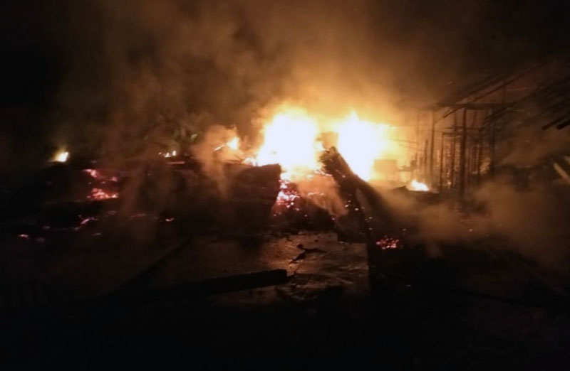 Kobaran Api Saat Memakan rumah dan Gudang Jambi Efrianto warga Pijoan. FOTO : Noval/Ist