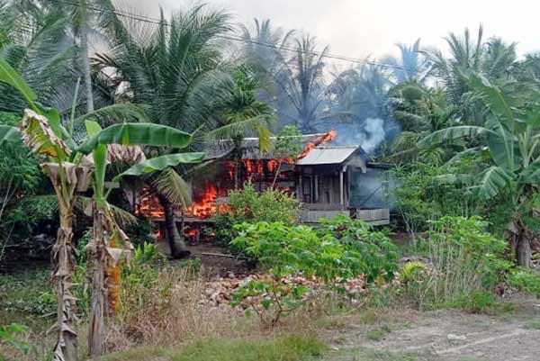 Api Saat Membakar Rumah Hermanto (42) warga RT 11, Dusun Tanjung Harapan, Desa Sungai Dualap, Kecamatan Kuala Betara, Jumat (24/9/21). FOTO : ISTIMEWA