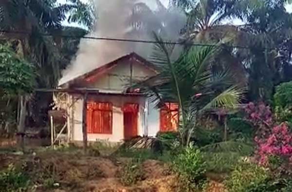 Satu Unit Rumah Warga Bahar Ludes Terbakar. FOTO : BENUAJAMBI

