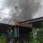Penampakan Api Memakan Rumah Pengusahan Rumah Makan di Tehok Saat Terjadinya Kebakaran. FOTO : Dhea/ISt