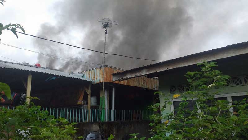 Penampakan Api Memakan Rumah Pengusahan Rumah Makan di Tehok Saat Terjadinya Kebakaran. FOTO : Dhea/ISt