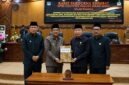 Bupati Tanjab Barat H. Anwar Sadat dan Ketua DPRD Hamdani menunjukkan dokumen Berita Acara Persetujuan Ranperda Pertanggungjawaban APBD 2025 yang baru saja ditandatangani. Kerja sama ini menjadi komitmen bersama untuk mewujudkan tata kelola keuangan daerah yang transparan dan akuntabel. (FOTO : Dok. Prokopim)