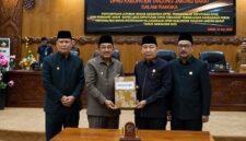 Bupati Tanjab Barat H. Anwar Sadat dan Ketua DPRD Hamdani menunjukkan dokumen Berita Acara Persetujuan Ranperda Pertanggungjawaban APBD 2025 yang baru saja ditandatangani. Kerja sama ini menjadi komitmen bersama untuk mewujudkan tata kelola keuangan daerah yang transparan dan akuntabel. (FOTO : Dok. Prokopim)