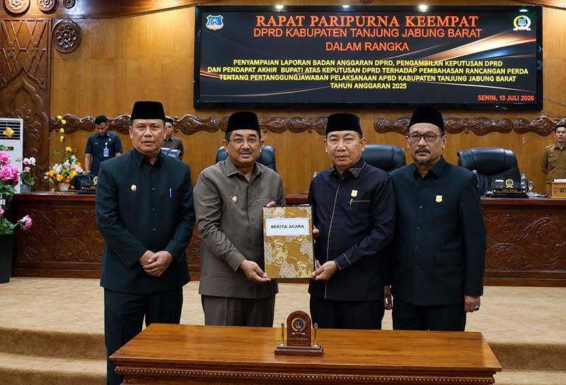 Bupati Tanjab Barat H. Anwar Sadat dan Ketua DPRD Hamdani menunjukkan dokumen Berita Acara Persetujuan Ranperda Pertanggungjawaban APBD 2025 yang baru saja ditandatangani. Kerja sama ini menjadi komitmen bersama untuk mewujudkan tata kelola keuangan daerah yang transparan dan akuntabel. (FOTO : Dok. Prokopim)