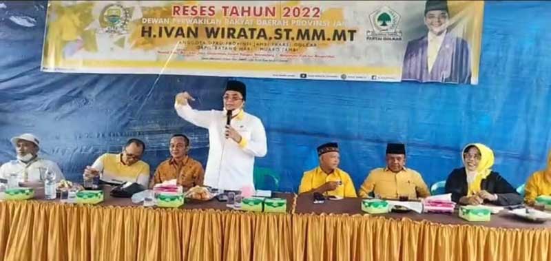 Anggota DPRD Provinsi Jambi Fraksi Golkar H. Ivan Wirata Saat Reses di Desa Mendalo Indah, Kabupaten Muaro Jambi, Sabtu (12/3/22). FOTO : Dhea
