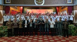 FOTO BERSAMA : Gubernur Al Haris, H. Rhoma Irama, Ridho Irama dan Pengurus DPD PAMMI Provinsi Jambi periode 2023-2027 yang Baru Dilantik. FOTO : Kominfo