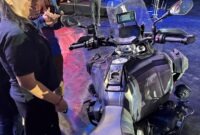 Fransiska Renata Palupi (kiri), saat menempelkan stiker Pertamax Turbo secara simbolis pada unit motor premium BMW R 1300 GS Adventure dalam rangkaian acara BMW Motorrad Days Bali 2026. (FOTO : Dok. Pertamina)