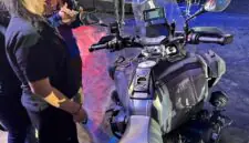 Fransiska Renata Palupi (kiri), saat menempelkan stiker Pertamax Turbo secara simbolis pada unit motor premium BMW R 1300 GS Adventure dalam rangkaian acara BMW Motorrad Days Bali 2026. (FOTO : Dok. Pertamina)