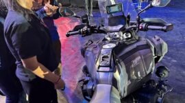 Fransiska Renata Palupi (kiri), saat menempelkan stiker Pertamax Turbo secara simbolis pada unit motor premium BMW R 1300 GS Adventure dalam rangkaian acara BMW Motorrad Days Bali 2026. (FOTO : Dok. Pertamina)