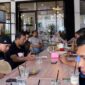 Romi Hariyanto saat Ngopi Bareng Bersama Awak Media dan Pemuda di Kabupaten Sarolangun, Kamis (17/11/22). FOTO : Tribunjambi