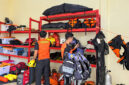 Personel Basarnas menyiapkan dan memeriksa perlengkapan SAR di ruang penyimpanan sebagai bagian dari kesiapan mendukung operasi pencarian dan pertolongan. (FOTO: ISTIMEWA)