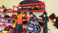 Personel Basarnas menyiapkan dan memeriksa perlengkapan SAR di ruang penyimpanan sebagai bagian dari kesiapan mendukung operasi pencarian dan pertolongan. (FOTO: ISTIMEWA)