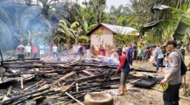 Penampakan Puing-Puing Rumah Panggung Milik Abdul Sani Warga Dusun Kepala bedah, Kelurahan Mampun, Kecamatan Tabir Ludes Terbakar Saat Ditinggal ke Kebun, Senin (24/7/23). FOTO : Res Merangin