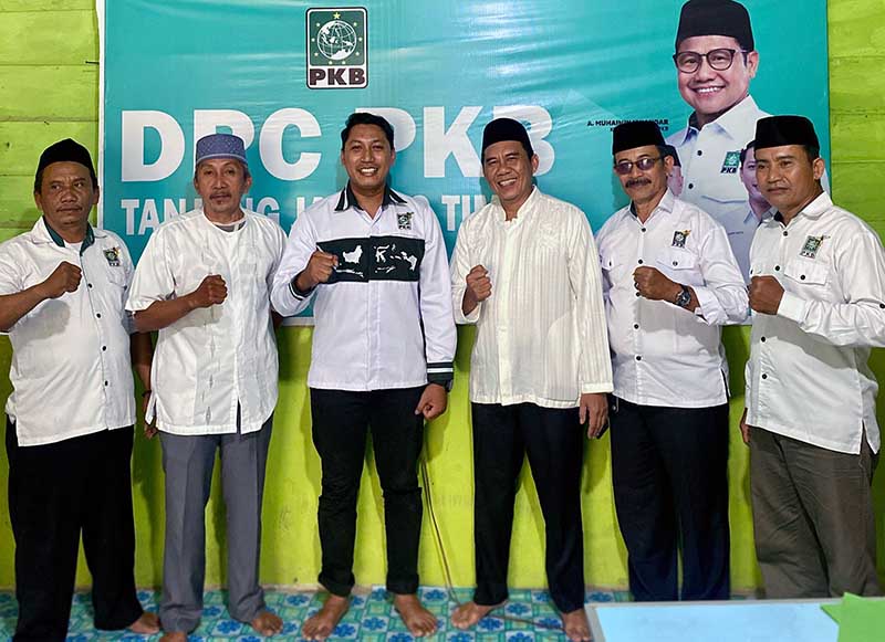 H. Rusdianto Mappasessu Bersama Tim Saat Kembalikan Formulir Penjaringan di PKB Tanjab Timur. FOTO : Tim Media