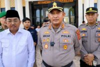 Kapolres Tanjab Barat AKBP M. Kuswicaksono, S.I.K., M.H., bersama Bupati Anwar Sadat Memberikan Keterangan Fers Usai Apel Kewaspadaan di Mapolres Tanjab Barat, Rabu (10/6). Kegiatan ini mengusung komitmen bersama lintas sektoral, Ormas, LSM, hingga tingkat RT untuk memperkuat keamanan dan mendeteksi dini potensi gangguan Kamtibmas. (FOTO: HUMAS POLRES TANJAB BARAT)