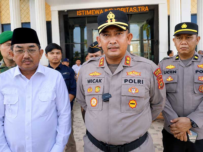 Kapolres Tanjab Barat AKBP M. Kuswicaksono, S.I.K., M.H., bersama Bupati Anwar Sadat Memberikan Keterangan Fers Usai Apel Kewaspadaan di Mapolres Tanjab Barat, Rabu (10/6). Kegiatan ini mengusung komitmen bersama lintas sektoral, Ormas, LSM, hingga tingkat RT untuk memperkuat keamanan dan mendeteksi dini potensi gangguan Kamtibmas. (FOTO: HUMAS POLRES TANJAB BARAT)