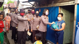 FOTO : Personel Polwan Peduli Covid-19 Polres Tanjung Jabung Barat Saat Baksos Door to Door Menyalurkan Paket Bahan Kebutuhan Pokok Disertai Masker kepada Warga Terdampak Covid-19, Rabu (29/04/20)