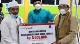 Bupati H. Anwar Sadat dan Wabup Hairan simbolis Serahkan bantuan dana CSR Bank Jambi Untuk Kebutuhan Pembangunan Mesjid Sabillal Muttaqin Kelurahan Tungkal V,Kecamatan Seberang Kota. FOTO : Prokopim