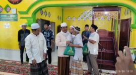 Bupati H. Awar Sadat menyerahkan bantuan kepada Warga disela kegiatan safari Jum'at di Desa Bram Itam Kanan, Kecamatan Bram Itam, Jum'at (30/9/22). FOTO : Kominfo