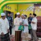 Bupati H. Awar Sadat menyerahkan bantuan kepada Warga disela kegiatan safari Jum'at di Desa Bram Itam Kanan, Kecamatan Bram Itam, Jum'at (30/9/22). FOTO : Kominfo