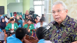 FOTO : Bupati Tanjung Jabung Barat Dr. H. Safrial ketika menjadi Pemateri pada Konsolidasi Daerah (Konsolda) BEM/DEMA Perguruan Tinggi Keagamaan Islam Negeri (PTKIN) Se-Provinsi Jambi yang diselenggarakan di Auditorium Chatib Quzwain UIN STS Jambi, Sabtu (14/03/20).