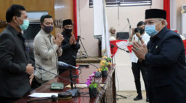 FOTO : Bupati Tanjung Jabung Barat Dr. H. SafrialKetika Hadiri Rapat Paripurna ke empat DPRD dalam rangka pembahasan LKPJ Bupati Tahun Anggaran 2019 di ruang rapat Paripurna DPRD, Rabu (06/05/20).