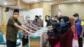FORO : Penyerahan Secara Simbolis oleh Bupati Tanjung Jabung Barat Dr. H. Safrial Kepada Warga Penerima, Kamis (14/05/20).