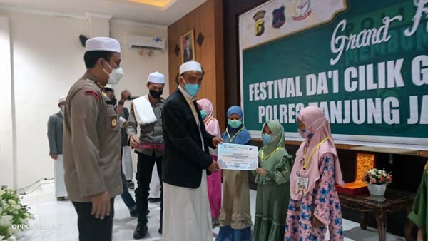 FOTO : Grand Final Dai Cilik Online di Aula Mapolres Tanjab Barat dengan tetap menerapkan protokol kesehatan, Sabtu (08/05/21).