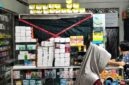 Salah satu apotek di Tanjab Barat yang dikenai penghentian sementara operasional oleh BPOM setelah ditemukan dugaan pelanggaran administrasi dalam distribusi obat Samcodin. (FOTO : Dok. Dinkes Tanjab Barat)