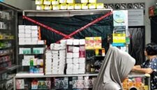 Salah satu apotek di Tanjab Barat yang dikenai penghentian sementara operasional oleh BPOM setelah ditemukan dugaan pelanggaran administrasi dalam distribusi obat Samcodin. (FOTO : Dok. Dinkes Tanjab Barat)