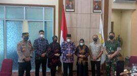 Wakil Gubernur Jambi Abdullah Sani Sambut Kedatangan Putri Wakil Presiden Republik Indonesia Ibu Dr. Hj. Siti Ma’Rifah, MM, MH, di VVIP Bandara Sultan Thaha Jambi pada Jumat 18/03 pukul 10.20 WIB.