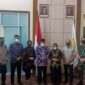 Wakil Gubernur Jambi Abdullah Sani Sambut Kedatangan Putri Wakil Presiden Republik Indonesia Ibu Dr. Hj. Siti Ma’Rifah, MM, MH, di VVIP Bandara Sultan Thaha Jambi pada Jumat 18/03 pukul 10.20 WIB.