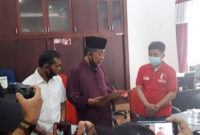 FOTO : Abdullah Sani Saat Menyerahkan Surat Pengunduran Diri di Sekratariat DPD PDIP Provinsi Jambi, pagi ini, Sabtu (29/08/20).