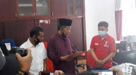 FOTO : Abdullah Sani Saat Menyerahkan Surat Pengunduran Diri di Sekratariat DPD PDIP Provinsi Jambi, pagi ini, Sabtu (29/08/20).